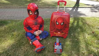 Fatih Selim ile sürpriz bavul açtık!spiderman'lı bavuldan çıkan hediyeler,Fatih Selimin çocuk bavulu