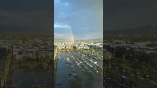 Дождь и радуга в Лос-Анджелесе.