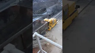Shunting in a French quarry with remote control locomotives
