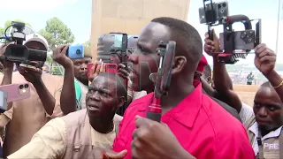 BOBI WINE ASAGGULA  BUWAGIZI: Atandikidde Kamuli , ttiyaggasi anyoose mu makubo