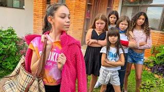 A Menina Esnobe da Escola HUMILHOU as Crianças!