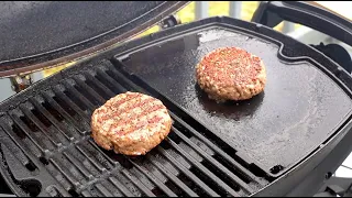 Griddle vs Grill: Burgers | Weber Q Griddle vs Weber Q Grates