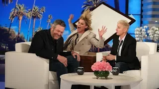 Blake Shelton Gets a Scare from Julie Bowen