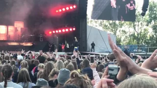 Justin Bieber brings 2 fans on stage to dance with him - Aarhus 05/06