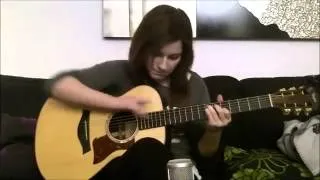 Девушка классно играет на гитаре