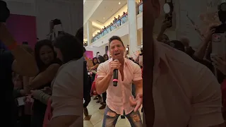 Jeff Timmons  Singing to me!  Pop 2000 Tour - Montgomery Mall 4/1/23