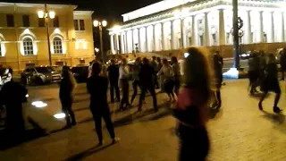 Танцы на стрелке Васильевского острова в Петербурге