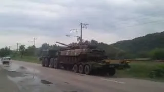 МАЗ-537 везе танк MAZ-537 heavy military puller with tank on road