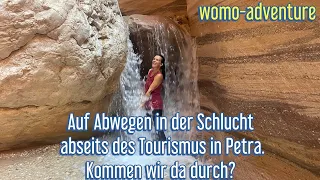 Auf Abwegen in der Schlucht abseits des Tourismus in Petra. Kommen wir da durch? Nahostreise EP51