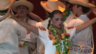 Ballet Folklórico de la Universidad Veracruzana en el 80 aniversario del Palacio Bellas Artes.