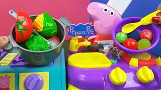 Tia Fla e Produção Cozinham Comidinhas e Surpresas Nos Fogões Peppa Pig