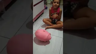 minha filha quebrando o porquinho 2