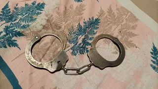 как открыть наручники без ключа.