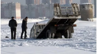 На нелегальной переправе в Хабаровске под лед провалились три машины.MestoproTV