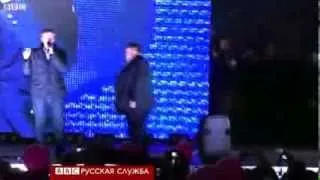 Навального одели в наручники прямо на митинге