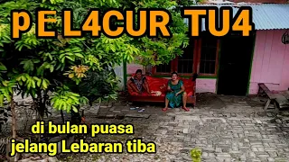 Wanita Perempuan Tua penjual Jajanan di Bulan puasa menjelang Lebaran Hari Raya memprihatinkan iba.