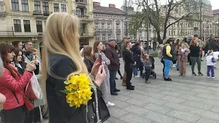 Львів 2023: гімн України біля оперного театру, вуличні музиканти на проспект Свободи Lviv