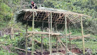 Finish the roof with palm leaves and clean up around underneath _ Lý Thị Tâm