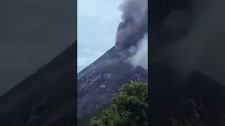 El momento en que hace erupción el volcán de Fuego en Guatemala
