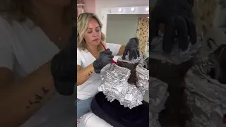 Cómo corregir los tonos naranja en el cabello con decoloración