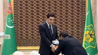 Президент Туркменистана наградил медалями чиновников и получил золотые статуи