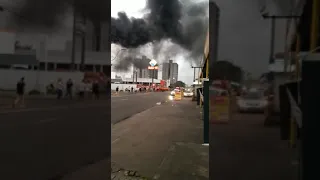 Viaturas do Corpo de Bombeiros chegando a incêndio de grandes proporções