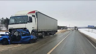 Массовое дтп на трассе М-7 18.12.2020 столкнулись КАМАЗ, фура, внедорожник и Лада. Есть погибшие.