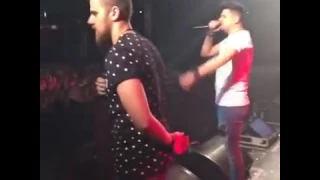 Zé Neto e Cristiano brigando em show