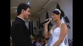 Noiva canta em casamento e noivo chora de tanta emoção . Música Segundo o coração de Deus/ Eyshila