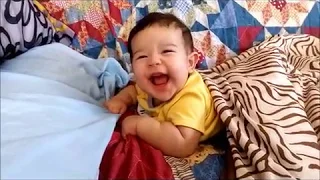 4 Month old Baby Smiles after She Wakes up