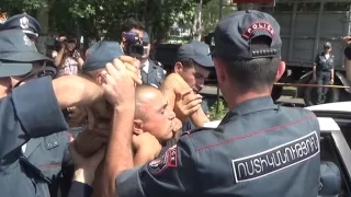 Армянские силовики проводят облаву на оппозицию