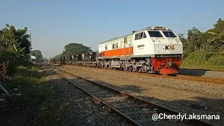 Momen Langka KLB Balast / Kricak Melewati Stasiun Tanggulangin Sidoarjo Menuju Cepu.