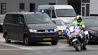 [Motoragent schrikt van auto] Ambulances & [Onopvallende-] Politie met spoed in Groningen