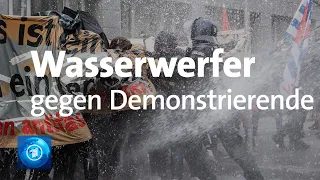 Wasserwerfer gegen "Querdenken"-Demo und Gegendemonstrant:innen