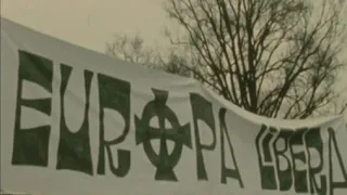 Autonomi attaccano la Polizia durante una manifestazione del MSI, Milano (1972)