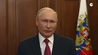 Путин поздравил выпускников с праздником)