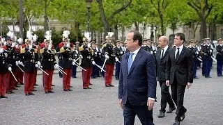 Paris: President Hollande lays wreath to mark VE Day