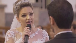 Noiva surpreende e emociona o noivo e os convidados em seu casamento