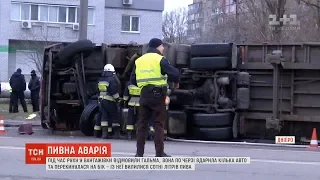 Пивна аварія: у Дніпрі перекинулася фура, яка перевозила пляшки з пінним напоєм