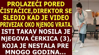 PROLAZEĆI PORED ČISTAČICE,DIREKTOR UGLEDAO PRIVEZAK NA NjOJ KOJI JE PRE MNOGO GODINA DAO SVOJOJ...