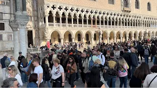 Венеция сейчас : толпы туристов , многочасовые очереди за билетами ..