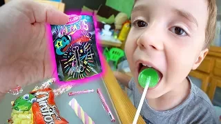TRYING CANDY LOLLIPOPS WITH MAIKITO!! Trying candy taste test challenge 😋