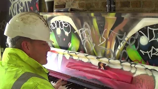 DUDE PLAYS INCREDIBLE PIANO IN THE SUBWAY