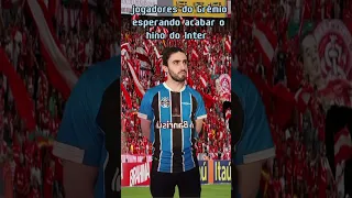 JOGADORES DO GRÊMIO ESPERANDO ACABAR O HINO DO INTER