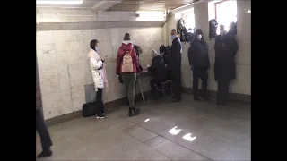 Контролёры в метро выбирают из всей толпы пассажиров девушек послабее. И штрафуют их за перчатки.