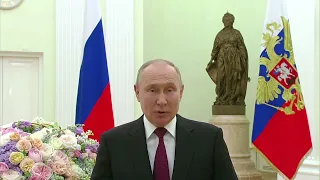 Владимир Путин поздравил россиянок с 8 Марта