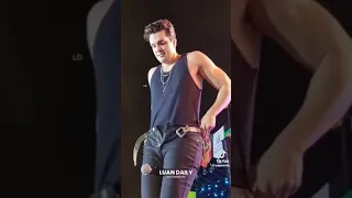 Luan Santana arrumando a calça no meio do show