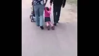маленькая девочка на прогулке