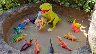 Dinossauros de Plástico Presos na Lama Espinossauro Triceratops Velociraptor Estegossauro