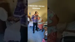 Hombre se reencuentra con su madre después de 17 años. #shorts